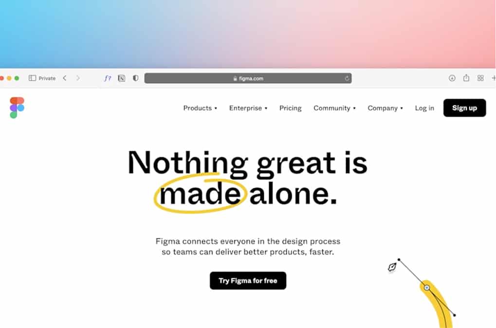 Persona usando un laptop para gestionar una tienda de comercio electrónico.